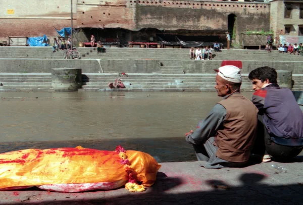 Hinduistické kremace v chrám pashupatinath v kathmandu Nepál — Stock fotografie