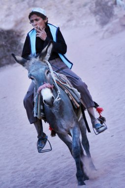Arap adam sigara içiyor.