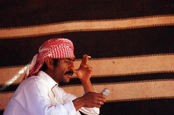 Мобільний телефон в арабському світі — стокове фото