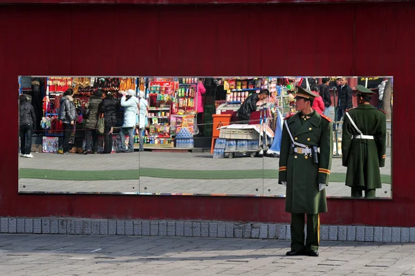 Säkerhet i den förbjudna stad beijing Kina — Stockfoto