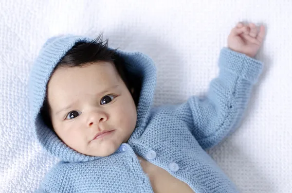 Neugeborenes Baby trägt blaue Strickjacke — Stockfoto