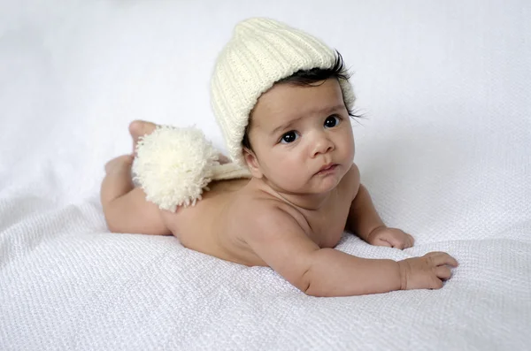 Bebê recém-nascido usando um chapéu branco — Fotografia de Stock
