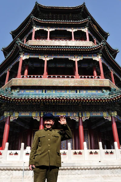 Chinese man dragen mao tzetung suite en hoed in beijing china — Stockfoto