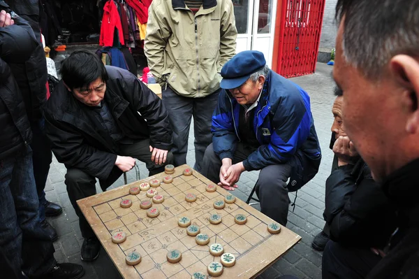 中国玩象棋 (中国象棋) 在北京，中国 — 图库照片