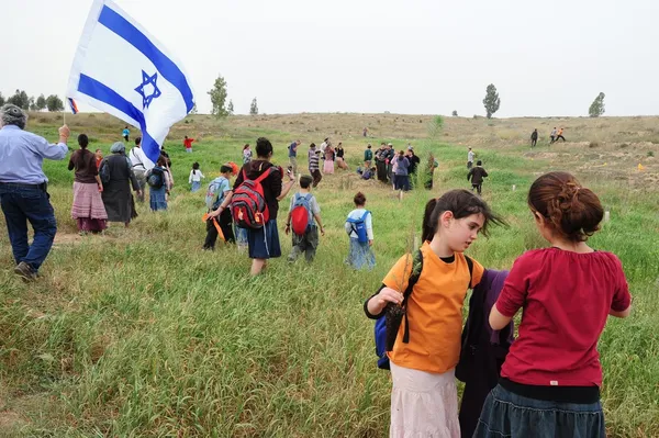 Enfants israéliens célébrant Tu Bishvat Nourriture juive de vacances — Photo