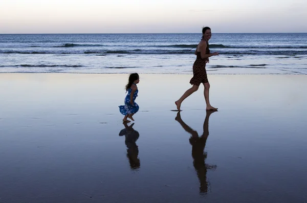 Mãe e filha corre — Fotografia de Stock