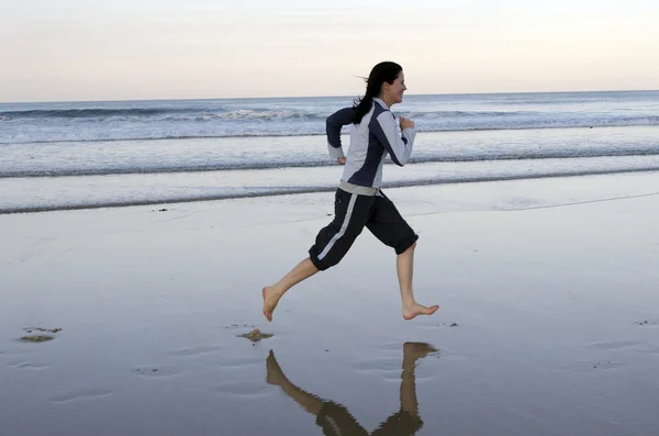 Young woman runs — Stock Photo, Image