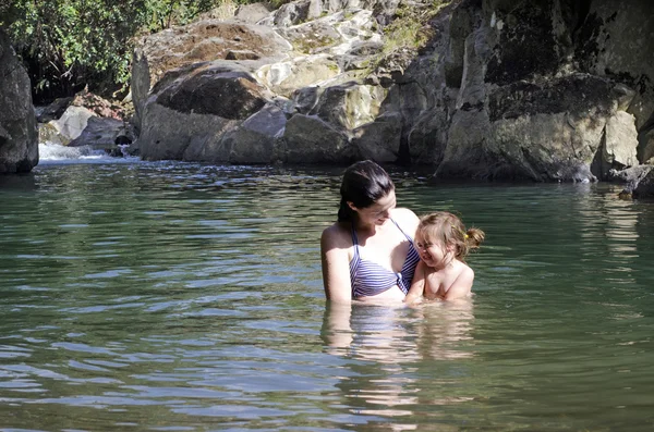 Madre e hija nadan — Foto de Stock