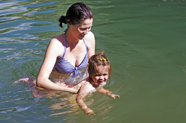Matka s dcerou plavat — Stock fotografie