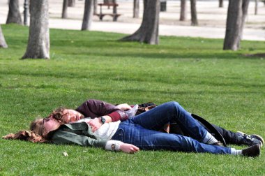 İspanya madrid retiro park dinlenme ziyaretçi