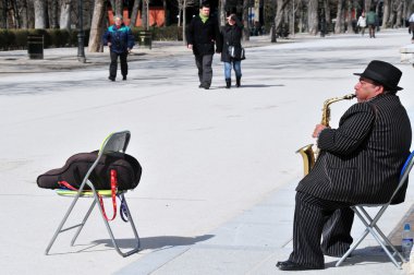 İspanyol çingene saksofon çalıyor