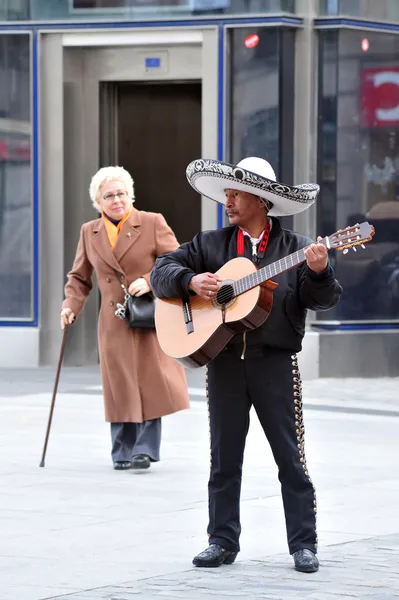 Mexikói utcai zenész játszik a gitár, Madrid, Spanyolország — Stock Fotó