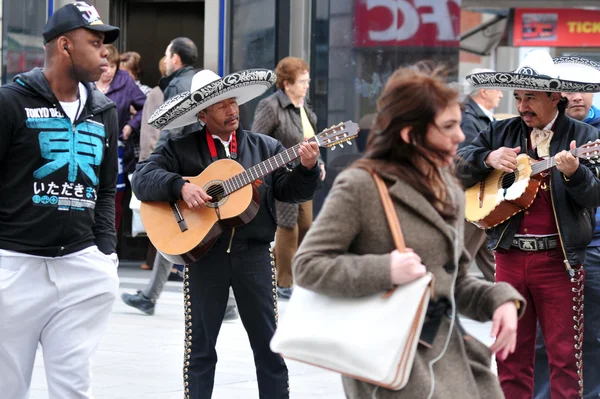 Meksykańskie street muzyk gra na gitarze w Madryt, Hiszpania — Zdjęcie stockowe