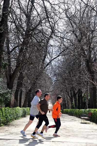 स्पॅनिश पुरुष माद्रिद स्पेन मध्ये रिटिरो पार्क मध्ये जॉगिंग — स्टॉक फोटो, इमेज