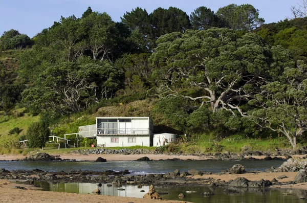 ニュージーランドの田舎のリモート バッチ休日の家 — ストック写真