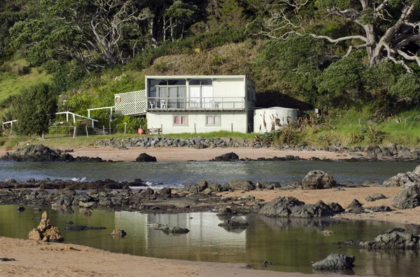 Casa remota de vacaciones por lotes en Nueva Zelanda rural — Foto de Stock