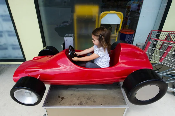 子供は、おもちゃの車を運転します。 — ストック写真