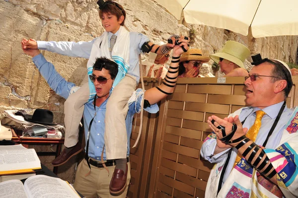 Bar Mitzvah - Judeu chegando de ritual de idade — Fotografia de Stock