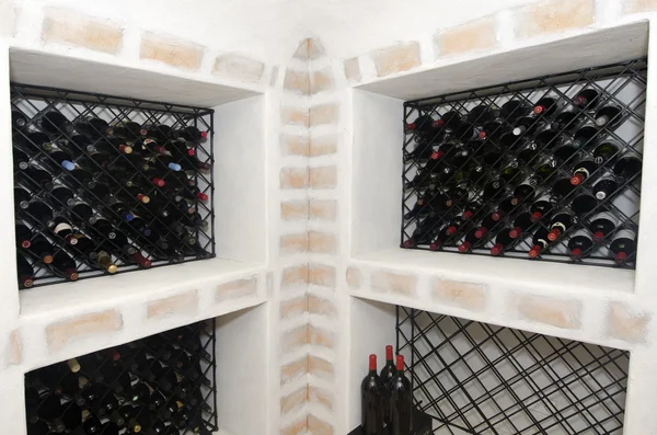 Adega de vinho em casa de luxo — Fotografia de Stock