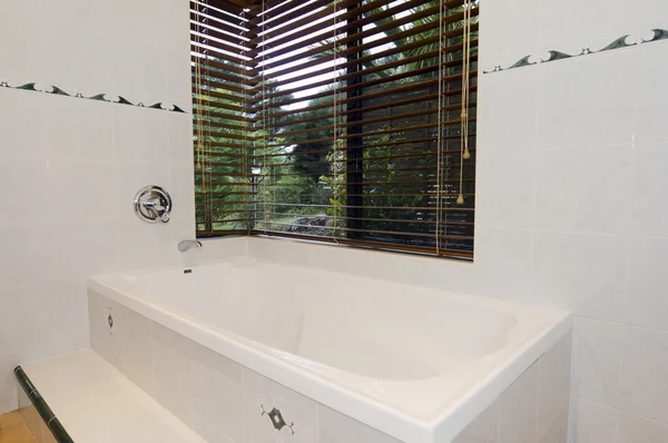Modernes Badezimmer mit weißen Fliesen und Fenster — Stockfoto