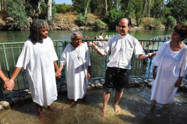 Ürdün Nehri vaftiz töreni