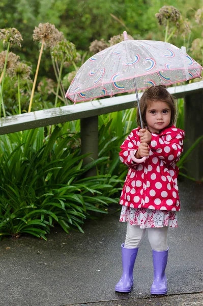 Kleines Mädchen mit Regenschirm — Stockfoto