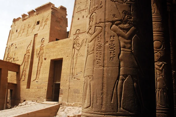 Antika egyptiska konstverk på pelare i templet — Stockfoto