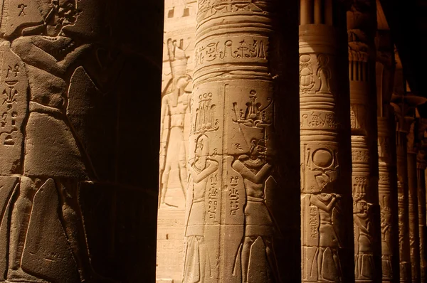 Ancient Egyptian artwork on pillars in Temple — Stock Photo, Image