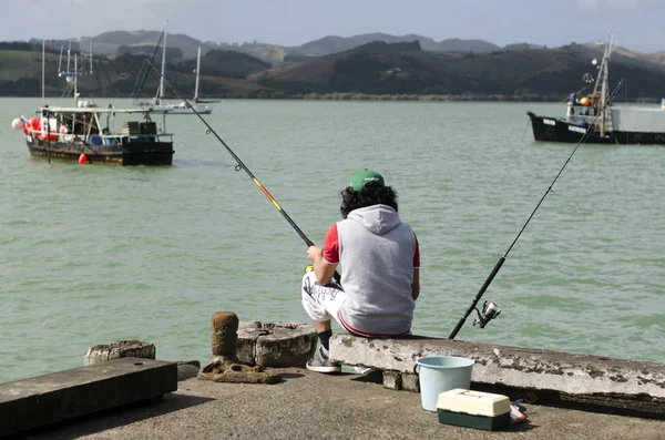 Pescatore con attrezzatura da pesca — Foto Stock