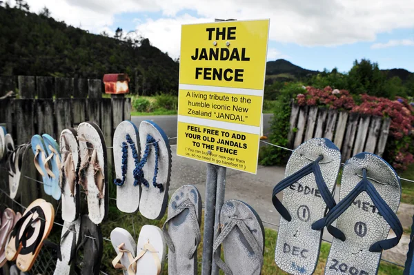 De iconische jandal fence - Nieuw-Zeeland — Stockfoto
