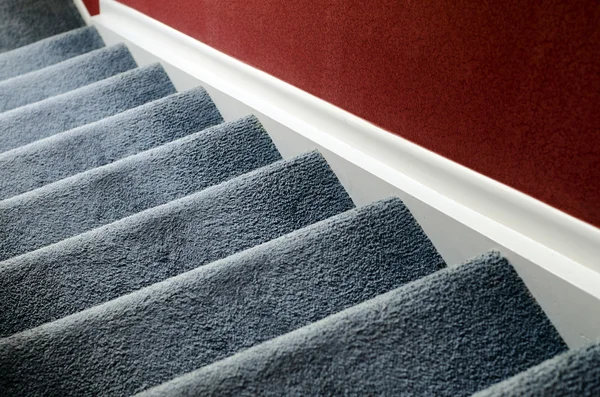 Escalera con alfombra — Foto de Stock