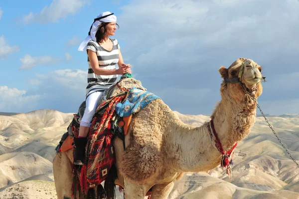 Kameel rijden en woestijn activiteiten in de judean desert Israël — Stockfoto