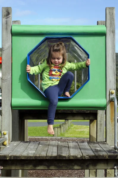 Menina jogar em um playground — Fotografia de Stock