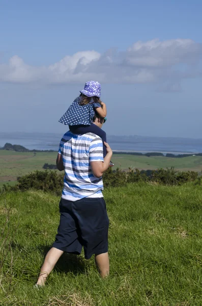 Père porte sa fille sur ses épaules — Photo