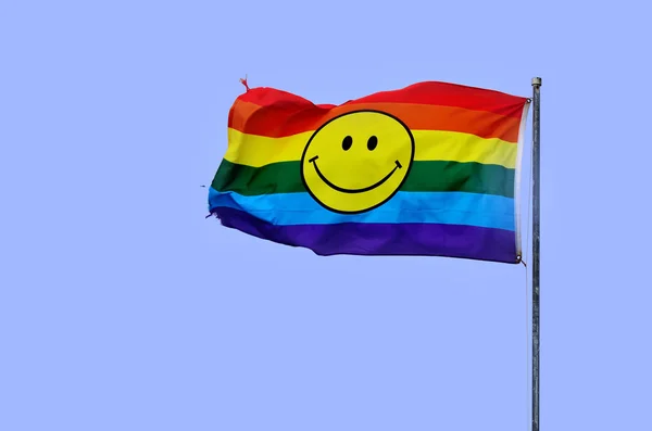 Bandeira do arco-íris com rosto sorridente — Fotografia de Stock