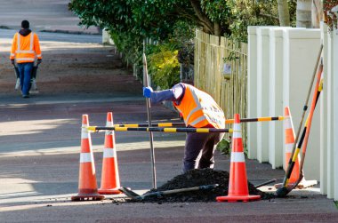 Road'a benziyor inşaat işçileri