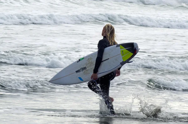 Surfing - rekreacja i sport — Zdjęcie stockowe