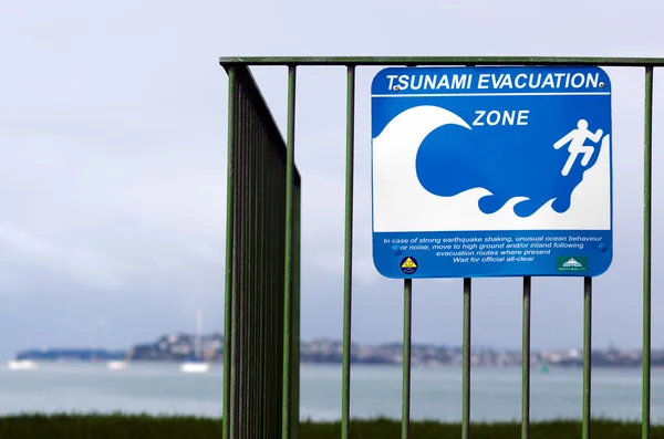 Sinal da rota de evacuação do tsunami — Fotografia de Stock