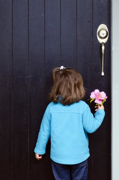 어린 소녀는 꽃을 보유 하 — 스톡 사진