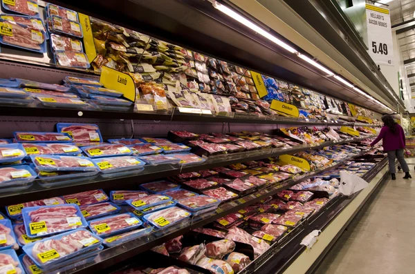 Vlees op de planken in supermarkt — Stockfoto