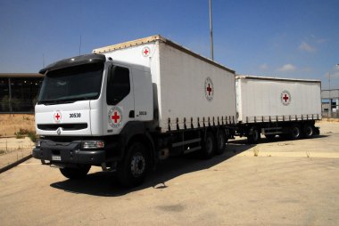 Kızıl Haç tıbbi erzak kamyonu
