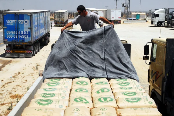 Israel erlaubt Güter einschließlich Zement in Gazas — Stockfoto