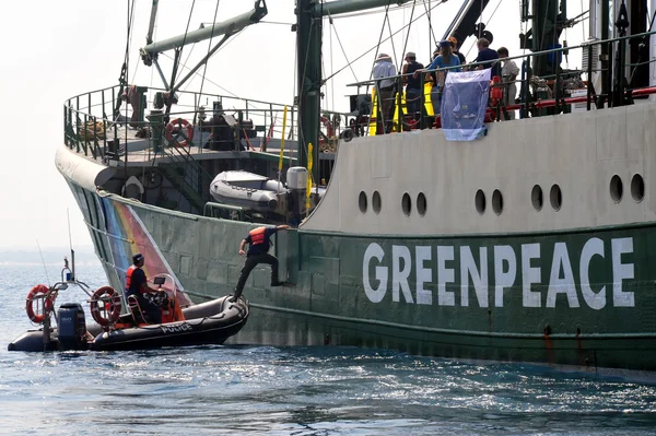 Активисты Greenpeace — стоковое фото