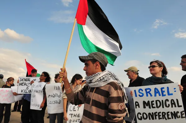 Dozens of Doctors Attempt to Enter Gaza from Israel — Stock Photo, Image