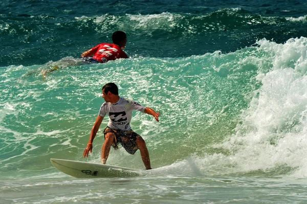 Wave surfing — Stock Photo, Image