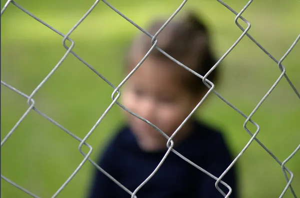 Торговля людьми среди детей - концептуальное фото — стоковое фото