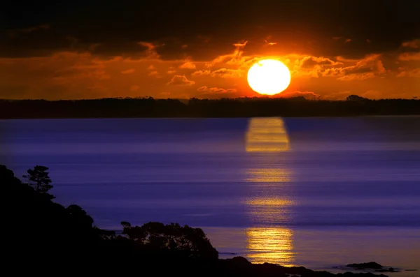 Pôr do sol sobre ilha tropical — Fotografia de Stock