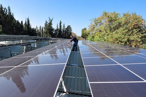 Güneş enerjisi - yeşil elektrik — Stok fotoğraf