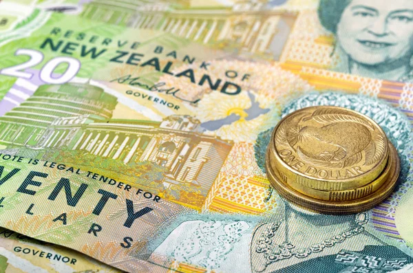 Νόμισμα Δολάριο Νέας Ζηλανδίας ΧΑΡΤΟΝΟΜΙΣΜΑΤΑ και ΚΕΡΜΑΤΑ χρήματα — Φωτογραφία Αρχείου