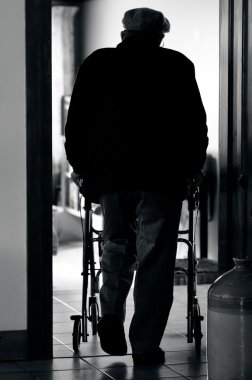 Yaşlı adam bir walker (yürüyüş çerçeve kullanın)